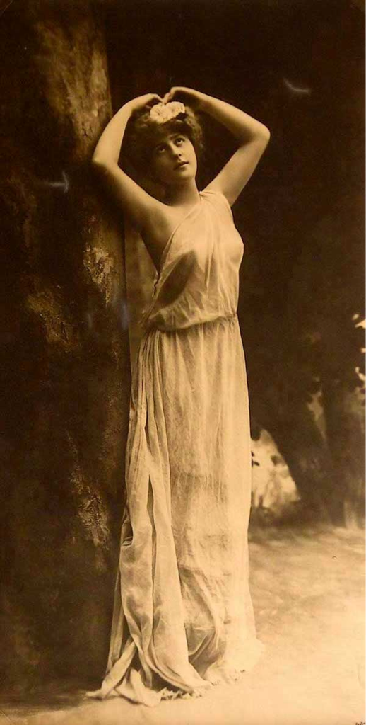 Reutlinger - Portrait d'une femme, circa 1920.