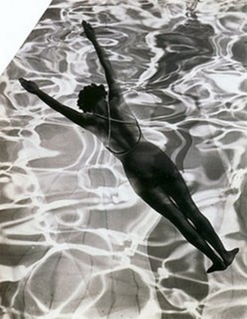 Dora Maar- travail en studio pour la mode, BAIGNEUSE en maillot de bain avec surimpression de l’eau de la piscine – ca 1935 Paris ( photomontge)
