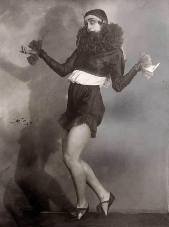 Spaarnestad Photo for Het Leven magazine-La Danseuse de ballet moderne Ludmilla Speranzewa, 1ere danseuse du théâtre de Moscou Bolchoï ,photo prise à Berlin, 1926