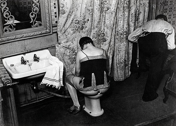 Brassaï-La toilette, rue Quincampoix, vers 1932 &