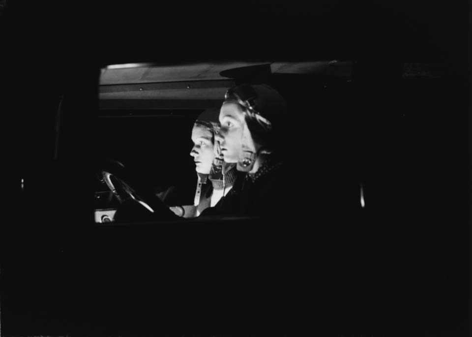 Zoltán Glass-Deux femmes, considérée side-on, dans une voiture la nuit, 1932.