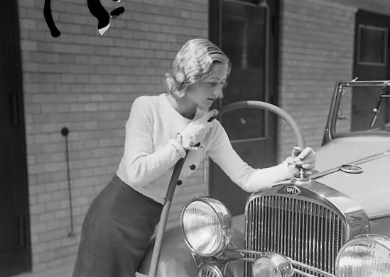 Zoltán Verre Femme avec un tuyau met liquide dans la voiture, c.1930