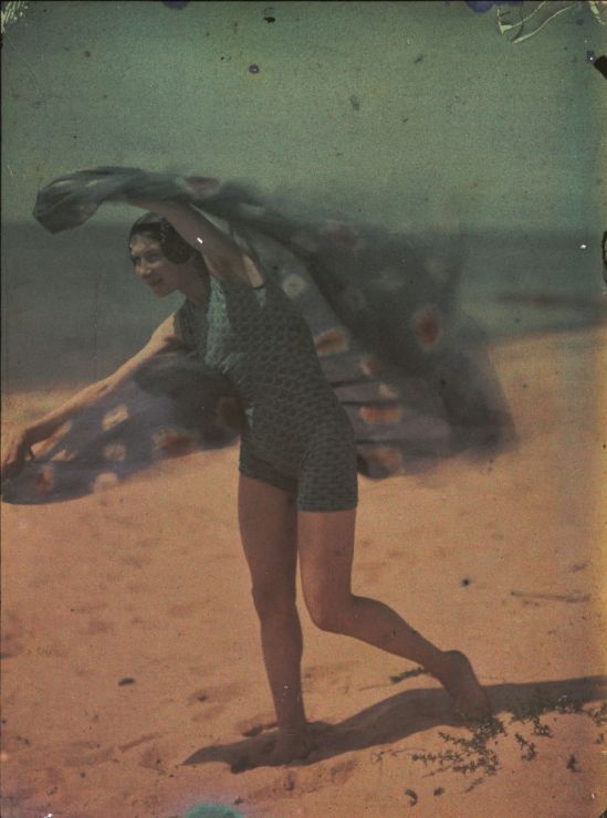 Ernest-Louis Lessieux - Tatiana (femme russe modèle de Louis Lessieux) en costume de bain sur une plage d'Oléron (titre factice), Autochrome 1907© Alienor.org, Le musée de l'île d'Oléron.